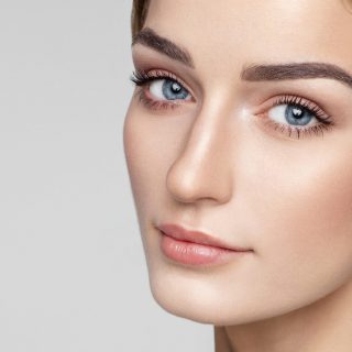 Sopracciglia e sguardo in primo piano