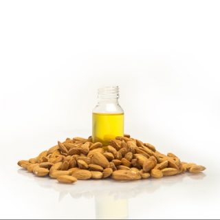 Olio di mandorle dolci: i 5 benefici del cosmetico multifunzione per eccellenza Olio di mandorle dolci: i 5 benefici del cosmetico multifunzione per eccellenza