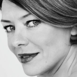 Pelle del viso rovinata? La medicina estetica ha sviluppato una strategia combinata in tre step che saprà soddisfare le vostre esigenze.