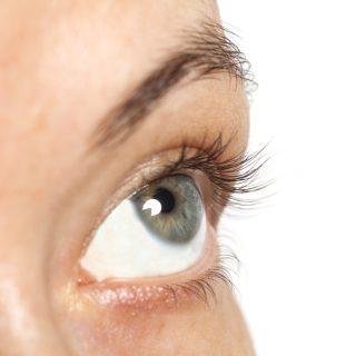 Effetto occhi a palla? Probabilmente è una retrazione palpebrale. Vi spieghiamo come risolverla!